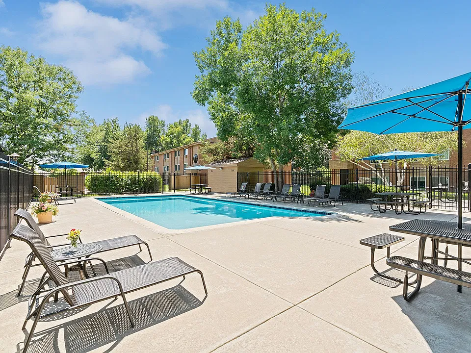 Soak up the sun in our sparkling pool_your ideal spot for leisure and relaxation.