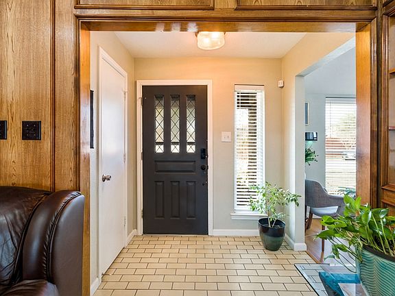 3rd image of 2522 Crestedge Dr
