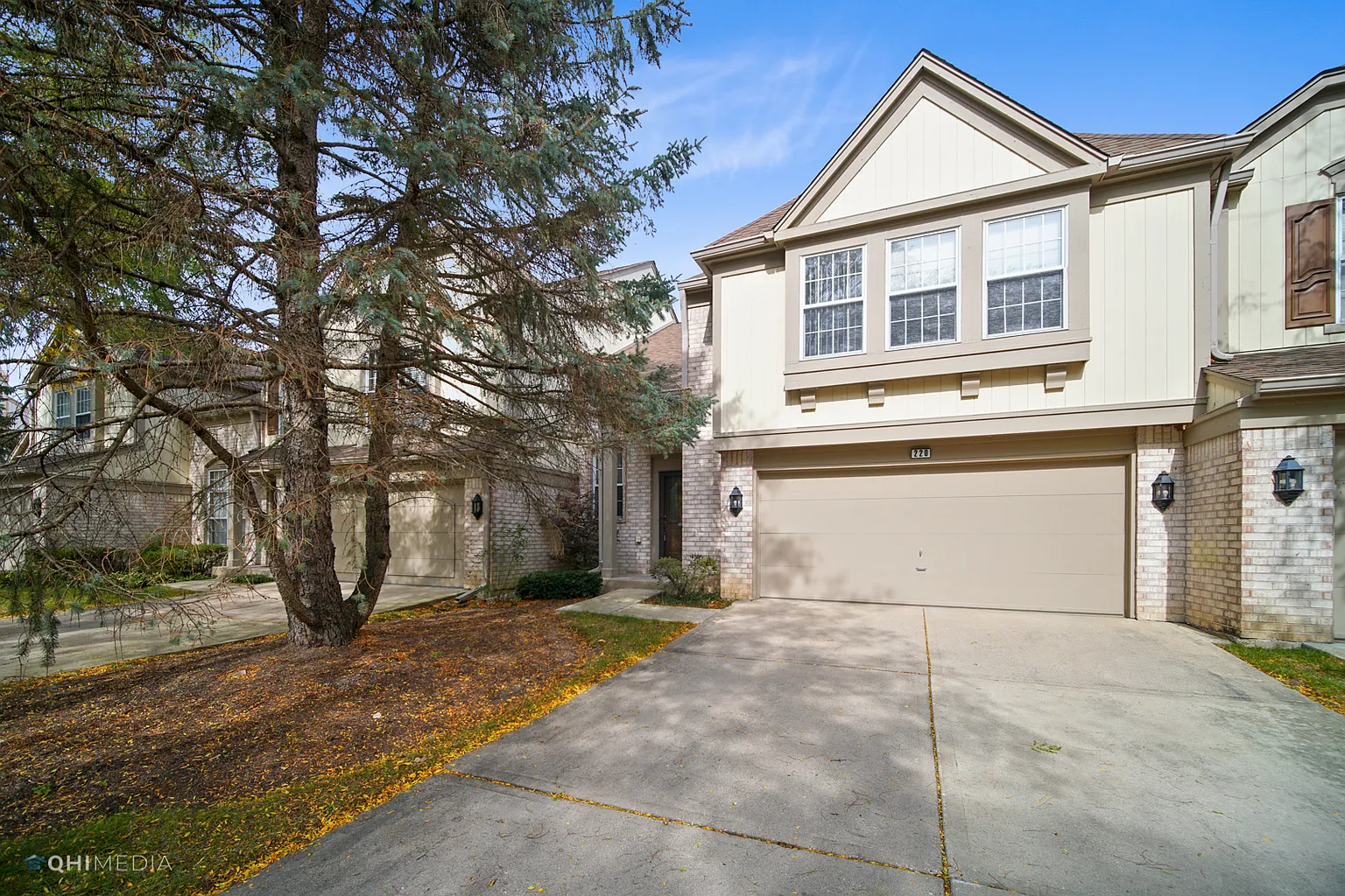 220 W Fox Hill Dr photo 1