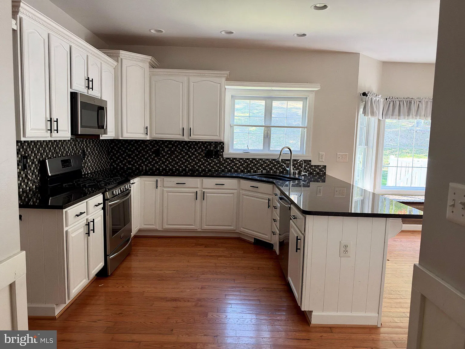 4 bed, 4.0 bath, 2646 sqft, $3,000 — Photo 4