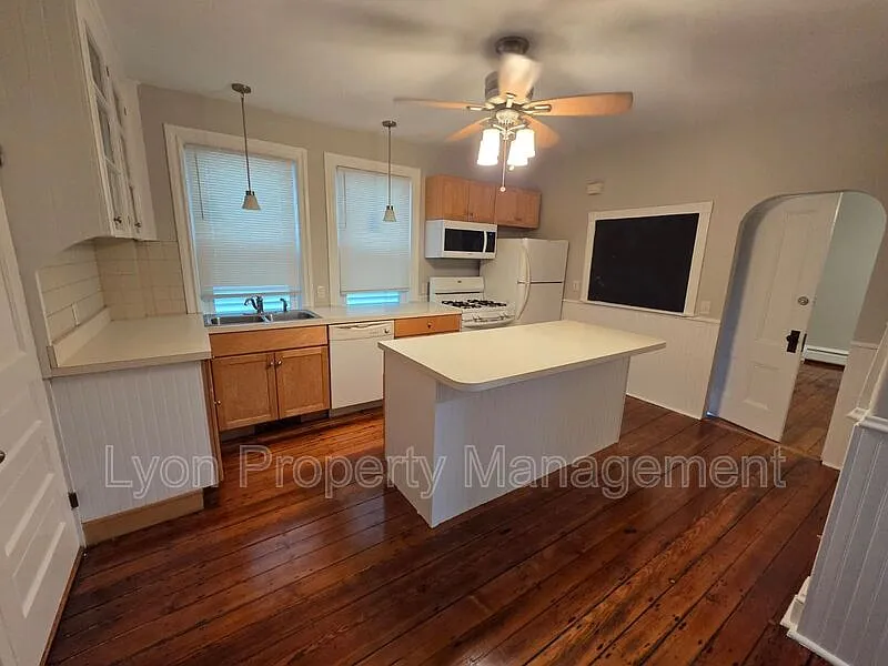 2 bed, 1.0 bath, $1,900 — Photo 2