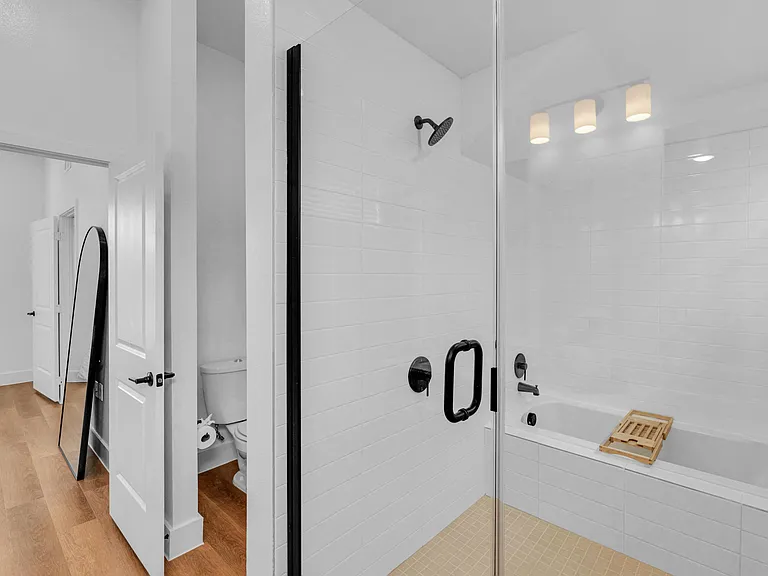 Ensuite Standing Shower/Tub Combo