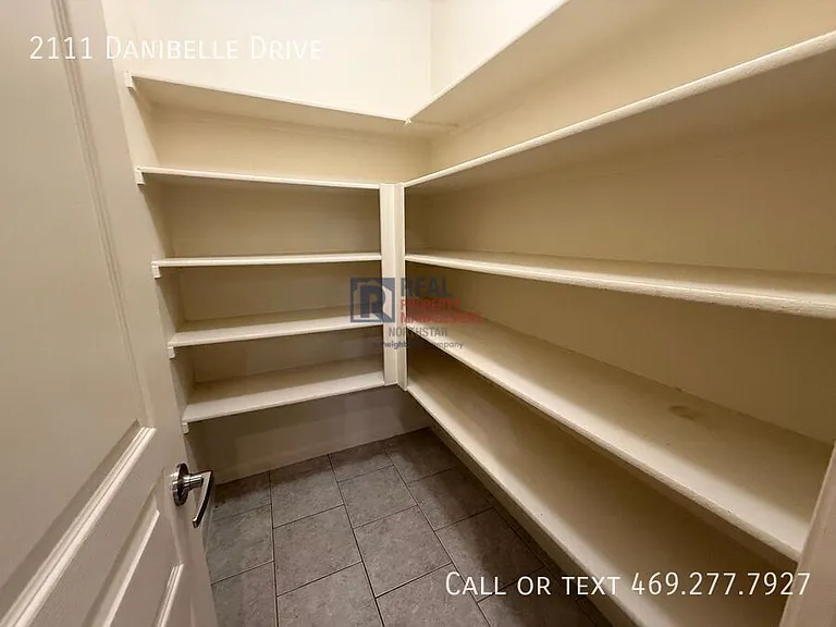 2111 Danibelle Dr — Photo 9