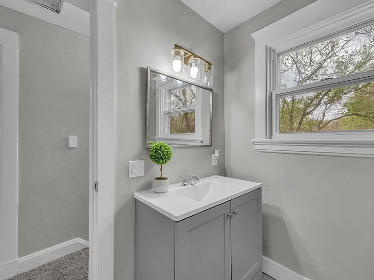 2110 S Sterling Ave — Photo 17
