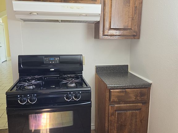 4th image of 121 Hess St #1