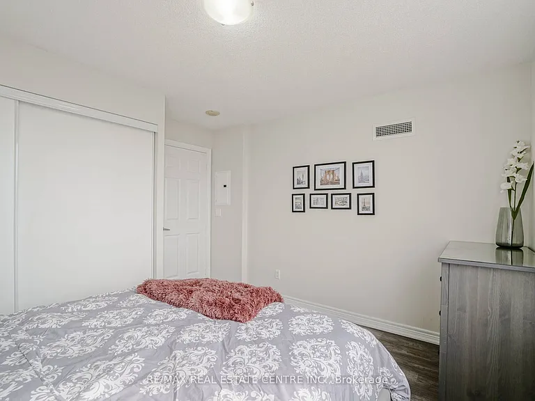 310 Burnhamthorpe Rd W #1704 — Photo 28
