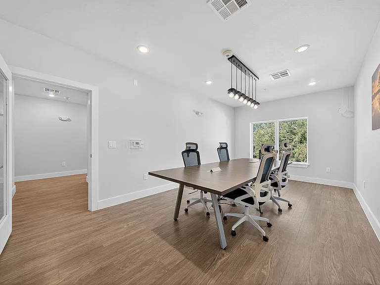 Eckhert Crossing Apartments — Photo 16