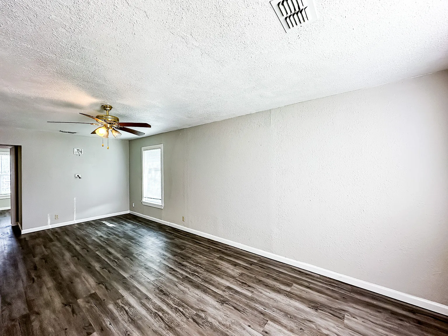 2 bed, 839 sqft, $1,350 — Photo 3