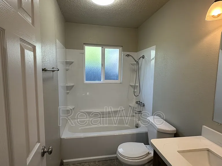 719 SW Bridge St — Photo 21