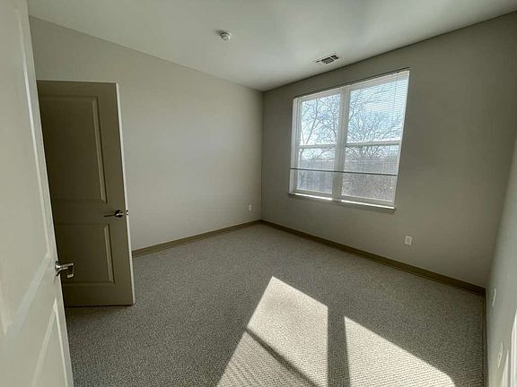 5th image of 1110 Stratford Ave #3B