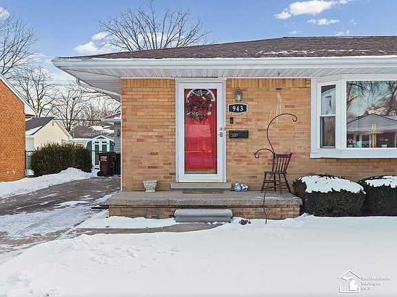 4th image of 943 Western Ave