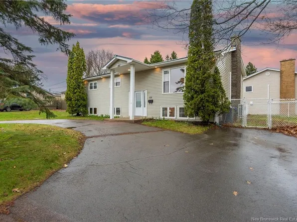 638 Guy Ave, Dieppe, NB E1A 4V7