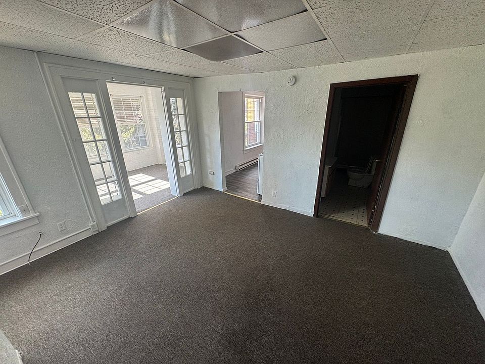 1st image of 2112-2118 N Linn St #15