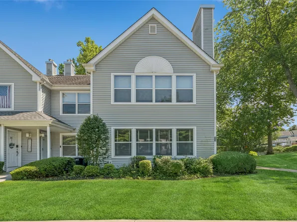 87 Leeward Court, Port Jefferson, NY 11777