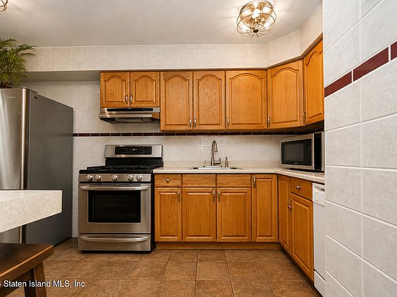 4th image of 35 Mimosa Ln