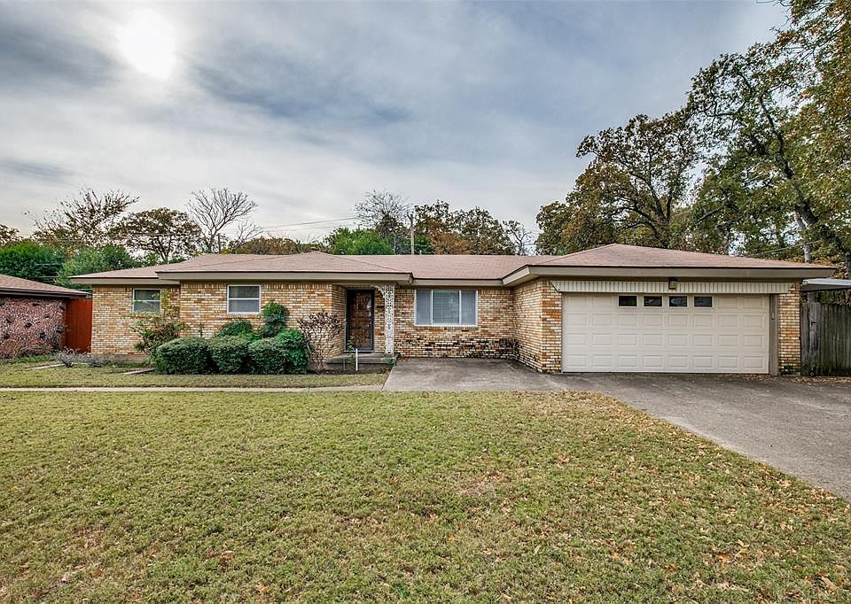 Well-Loved Traditional Hurst Ranch in Sought After Mason Park
