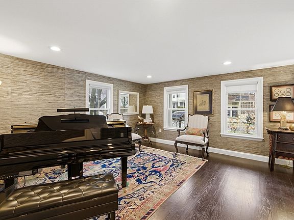 4th image of 847 Massachusetts Ave