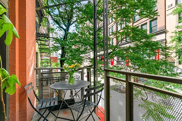 Sold by The SIMPLE Real Estate Co | media 9