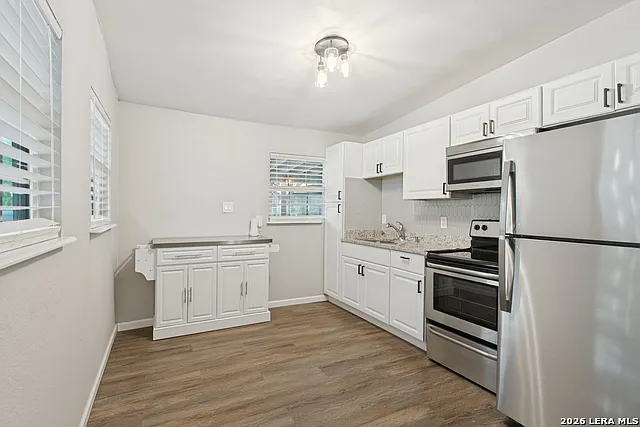 2 bed, 1.0 bath, 805 sqft, $1,300 — Photo 4