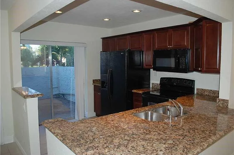 2 bed, 1.5 bath, 1000 sqft, $2,300 — Photo 3