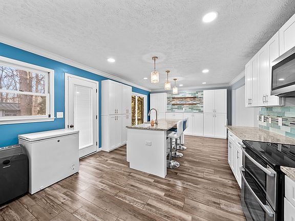 4th image of 2275 Spruce Loop