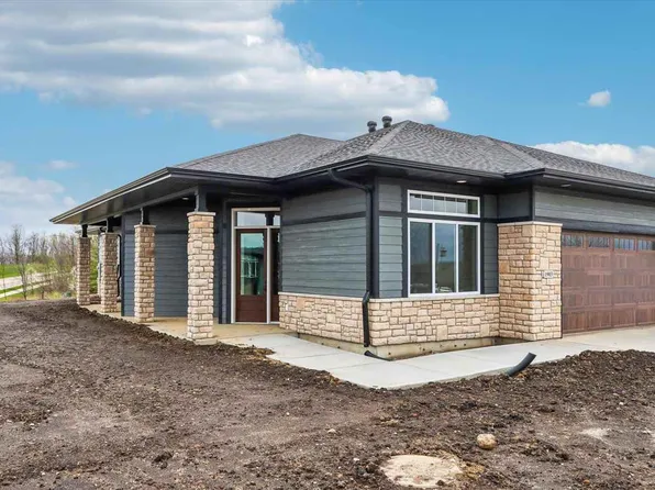 1903 Country Club Dr, Coralville, IA 52241