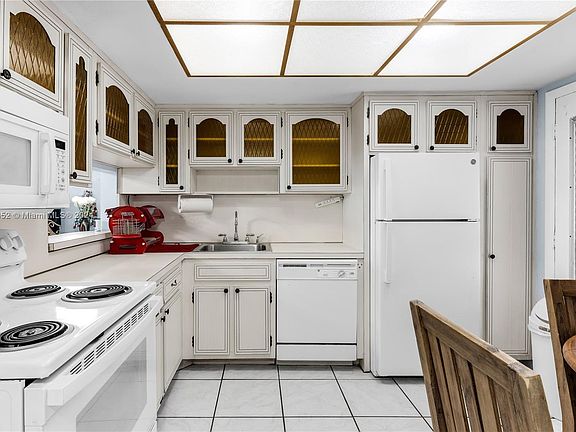 3rd image of 18555 NE 14th Ave APT 520