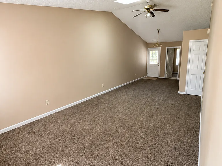 902 Camelot Ct — Photo 1