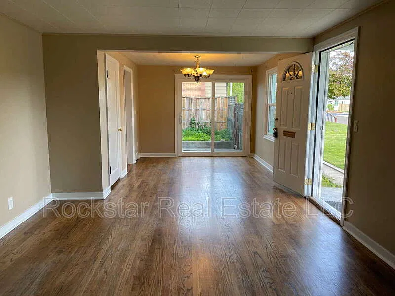 4 bed, 2.0 bath, 1276 sqft, $2,100 — Photo 4