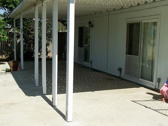 Large covered pation and  balcony