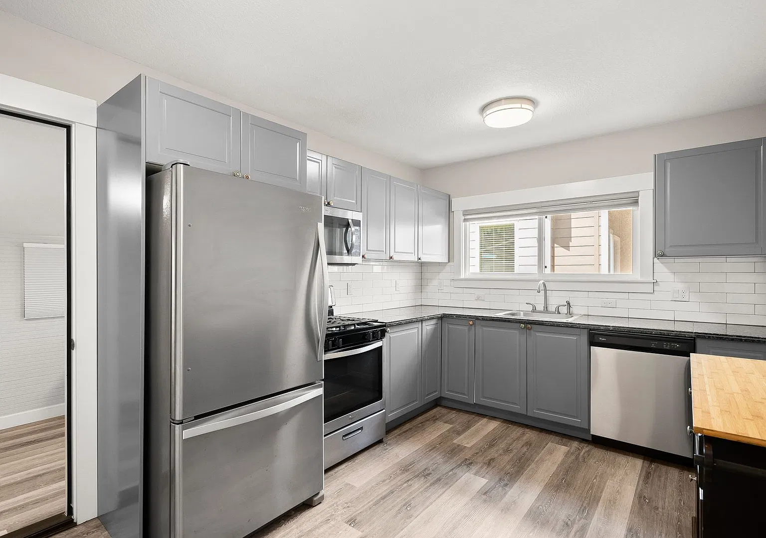 Charming 3 Bedroom/1 Bath Jennings Lodge home — Photo 3