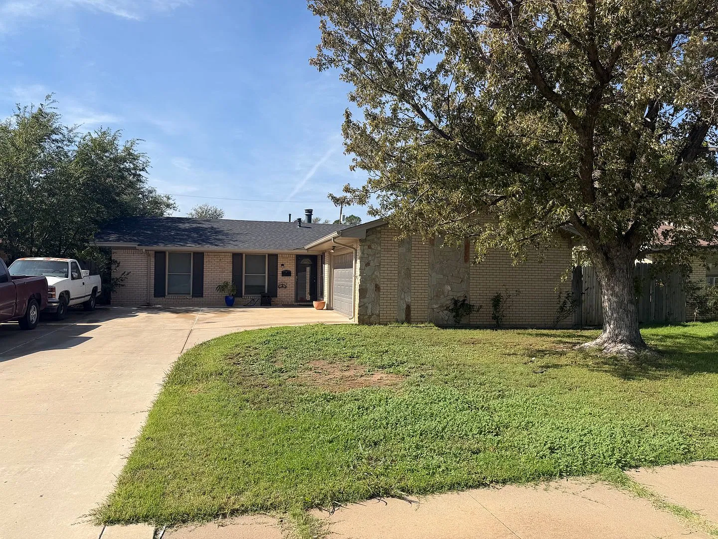 Cozy 3 Bedroom/2 Bathroom with Large Backyard — Photo 1