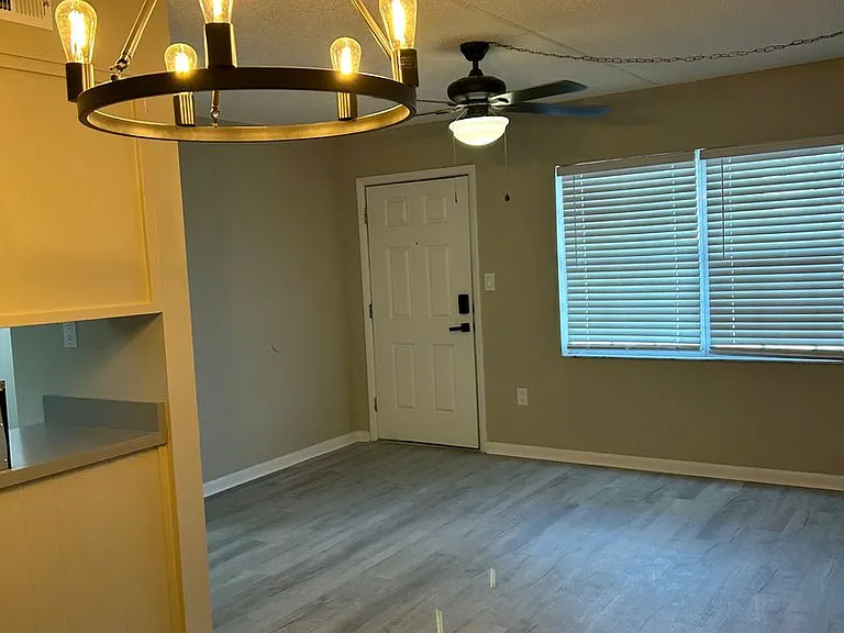 300 N Dewey St #5 — Photo 2