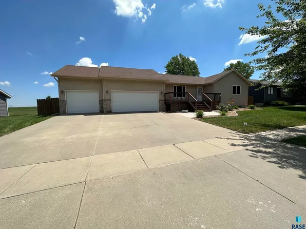 504 Ironwood Dr, Hartford, SD 57033
