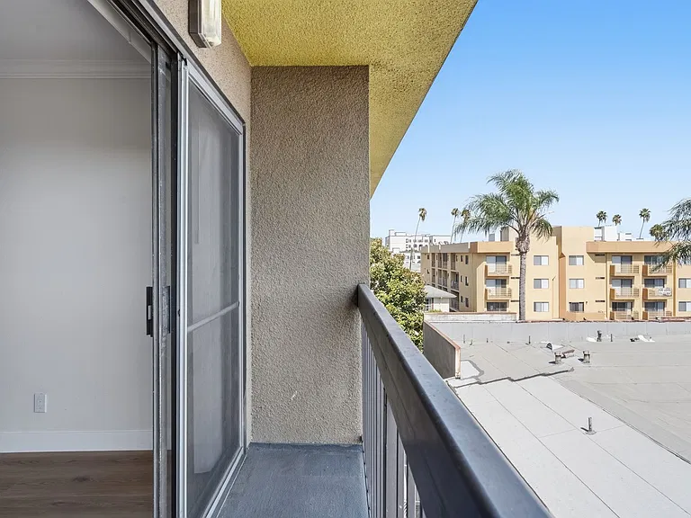 Orange Apartments — Photo 40