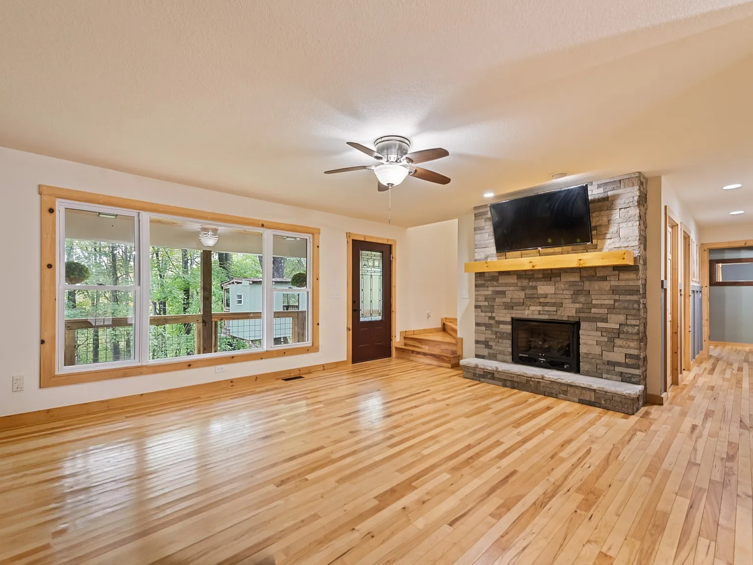 4 bed, 2.5 bath, 2522 sqft, $2,600 — Photo 2