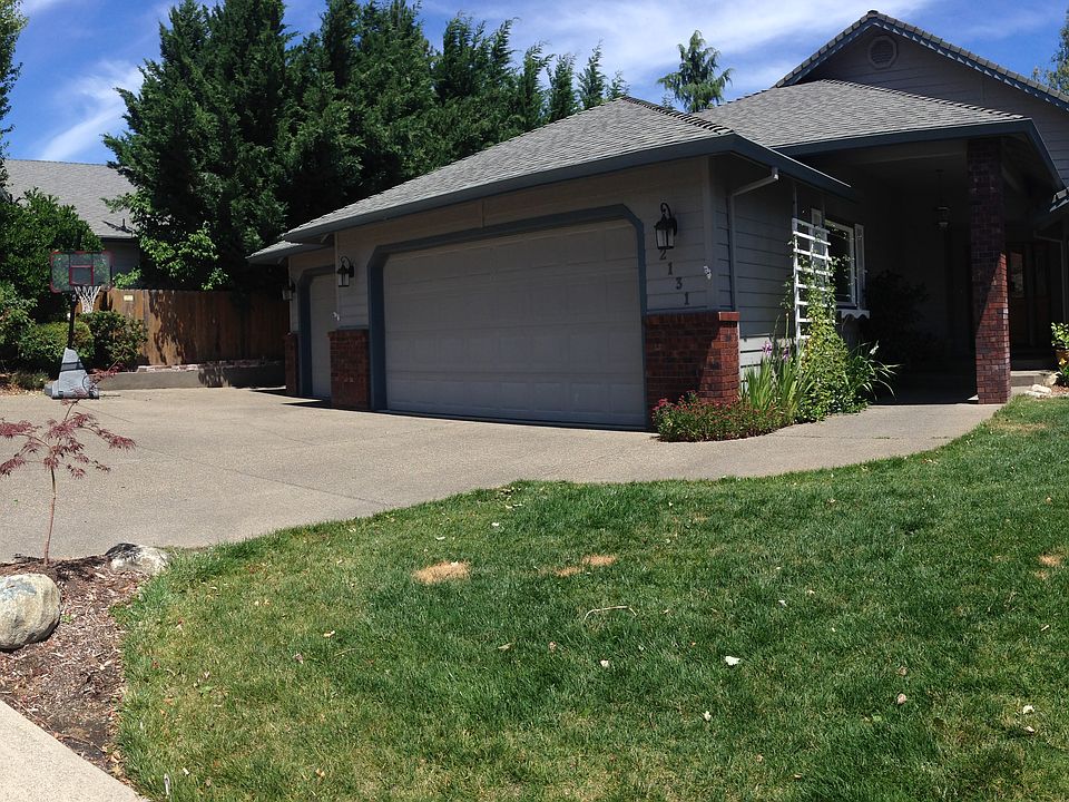 Spacious driveway