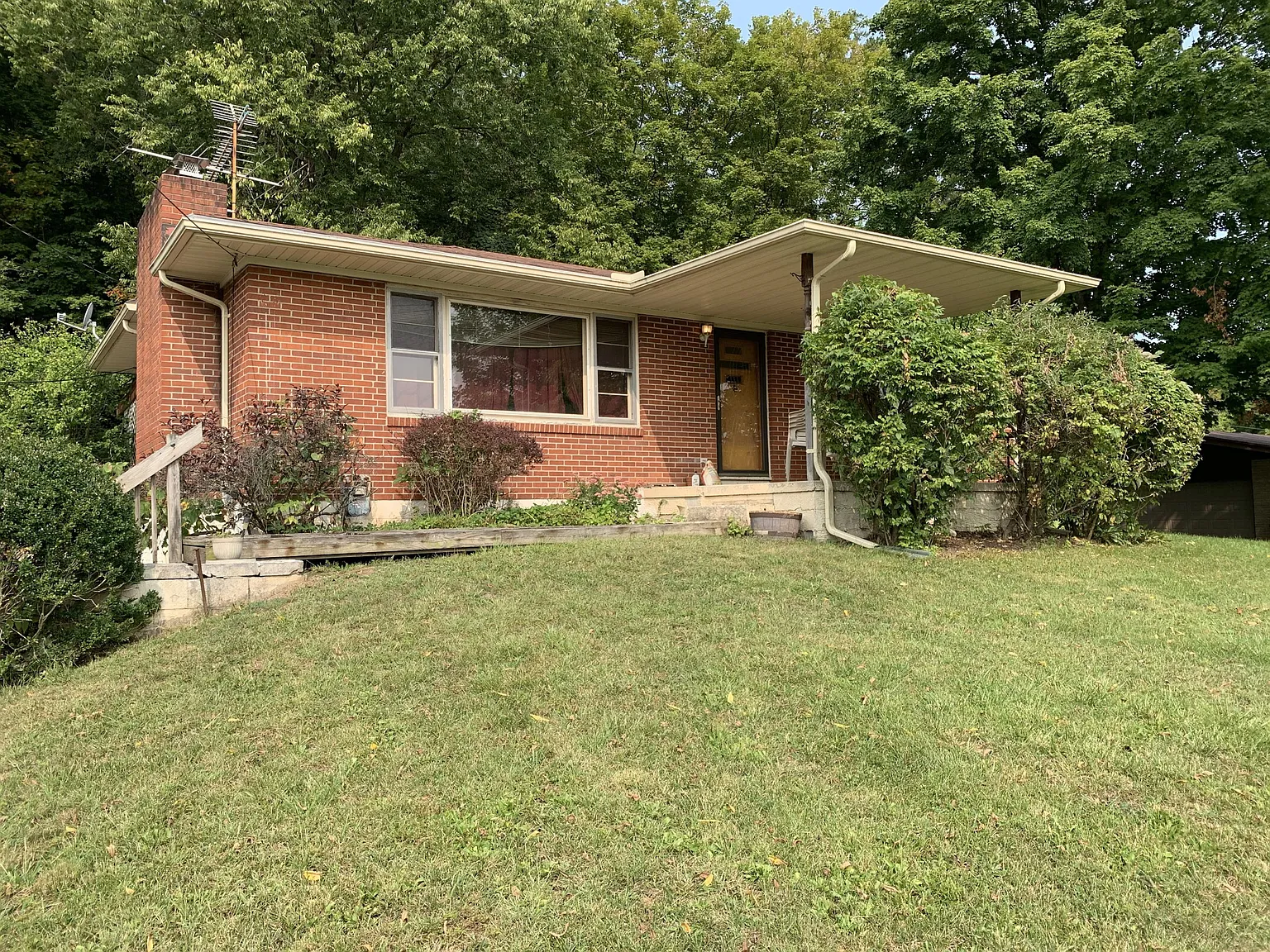 1001 Spruce Dr photo 1