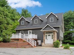 211 Iris Ln, Stroudsburg, PA 18360