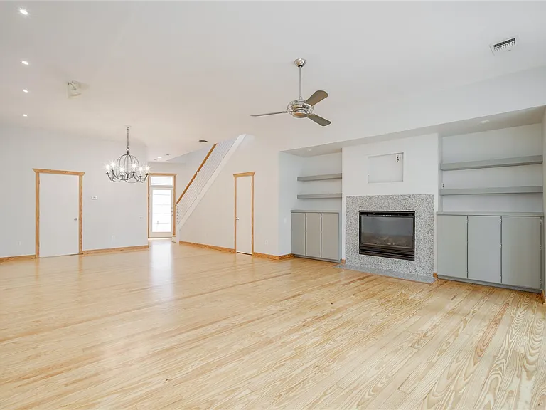 5425 Dickson St — Photo 17