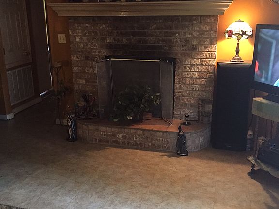 4th image of 1010 Pinecrest Dr