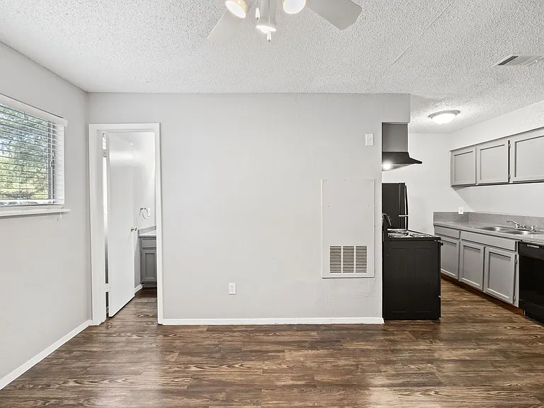 Awesome open Studio Apartments Close to Downtown — Photo 7