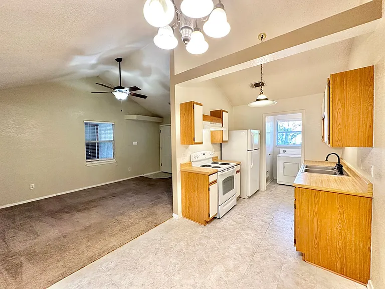 401 W Lincoln Ave — Photo 8