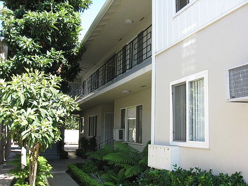 2nd image of 320 S Doheny Dr APT 1