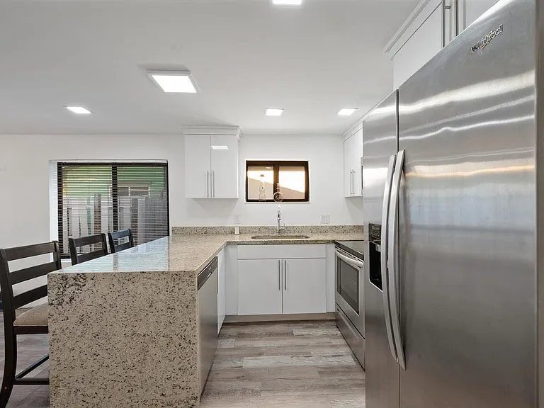 836 SW 13th Ct — Photo 4
