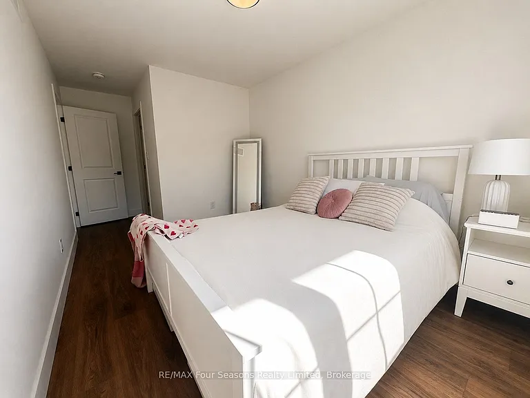 137 White Oak Cres — Photo 14
