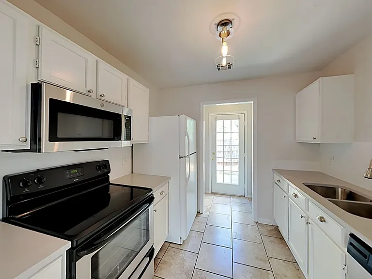 1117 Cedarcrest St — Photo 9