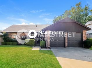 828 SE 9th St, Moore, OK 73160