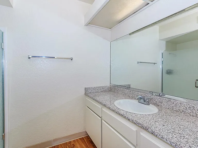 Carlyle Square Apartment Homes — Photo 15