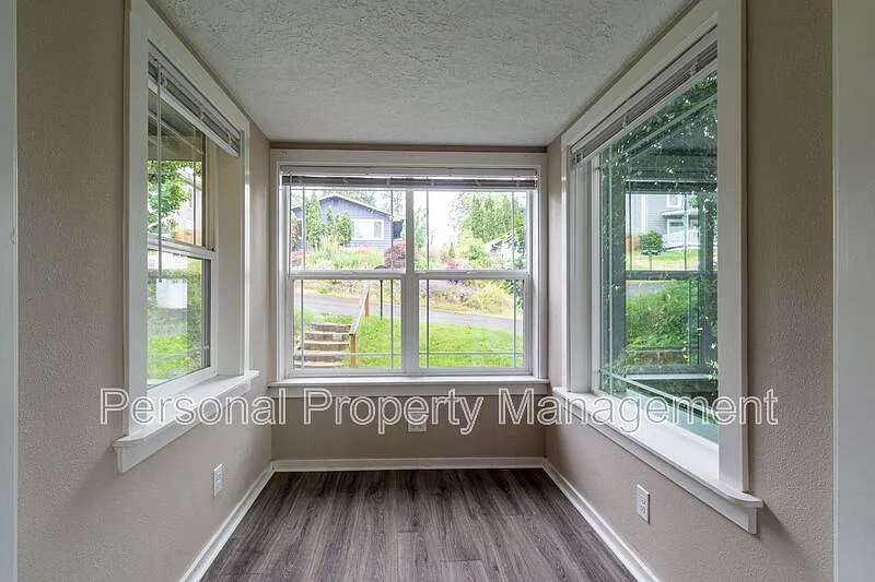 4 bed, 2.0 bath, 2404 sqft, $2,695 — Photo 2
